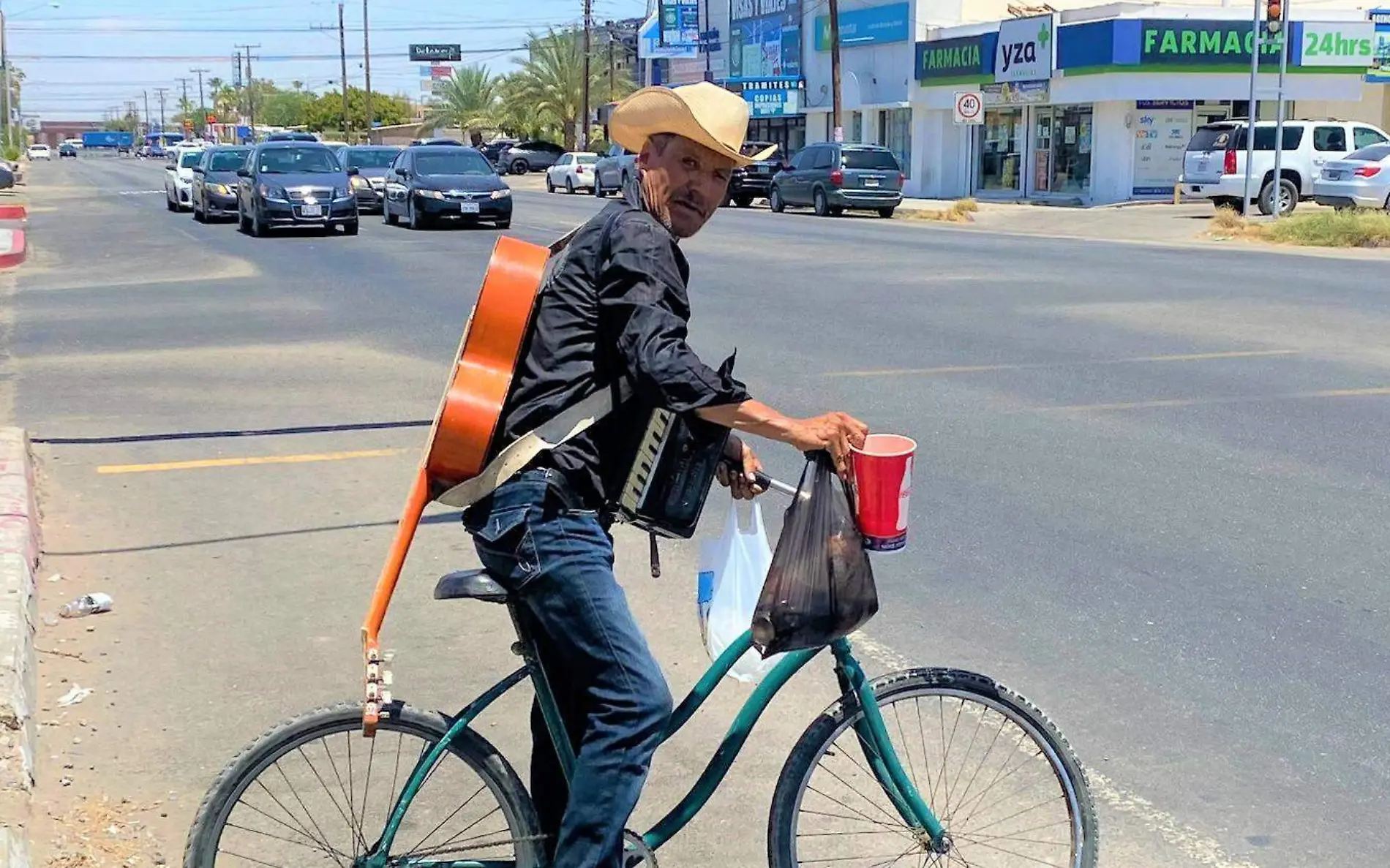 A bordo de una su bicicleta, José Armando Loza recorre la ciudad en busca de personas que le pidan una canción